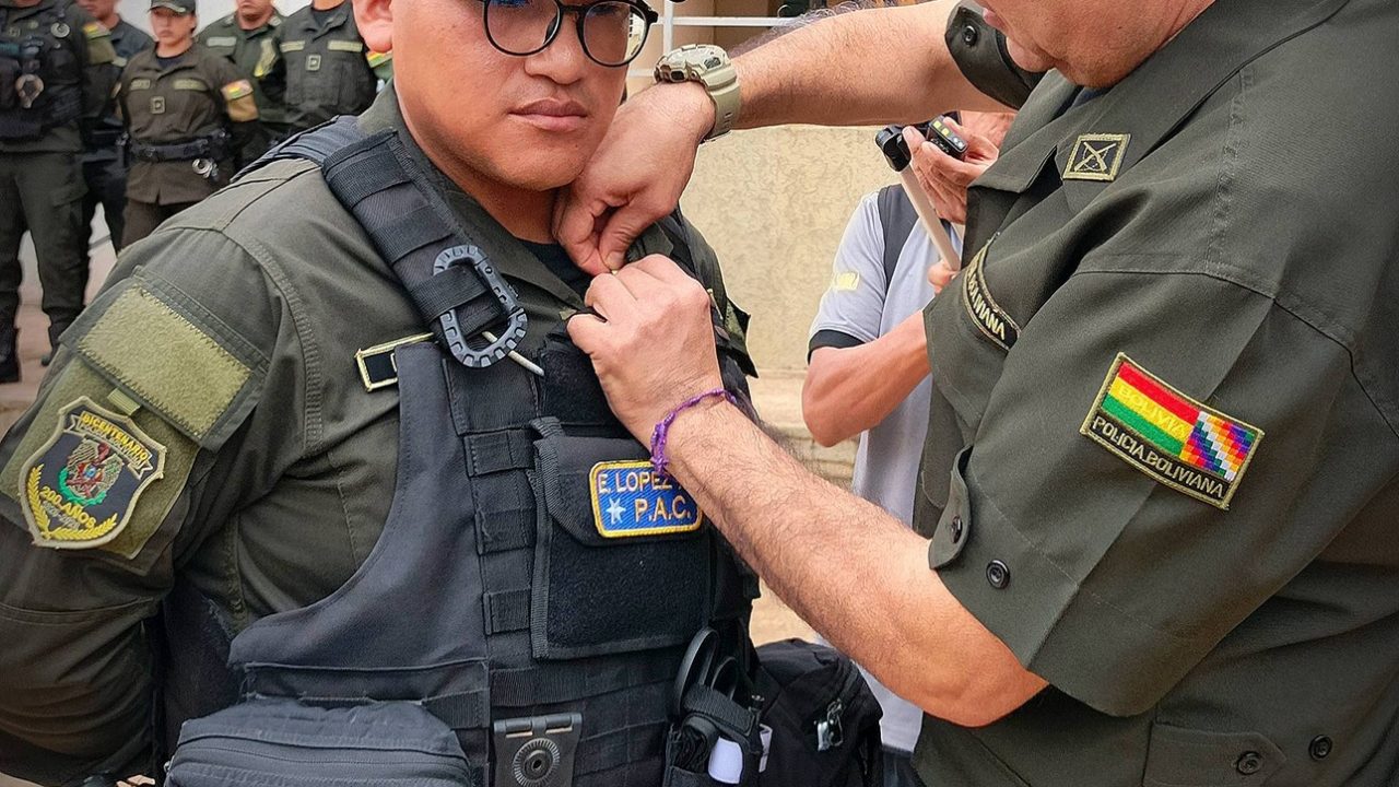 POLICÍA RECHAZA SOBORNO Y ES CONDECORADO CON EL EMBLEMA DE ORO EN PANDO